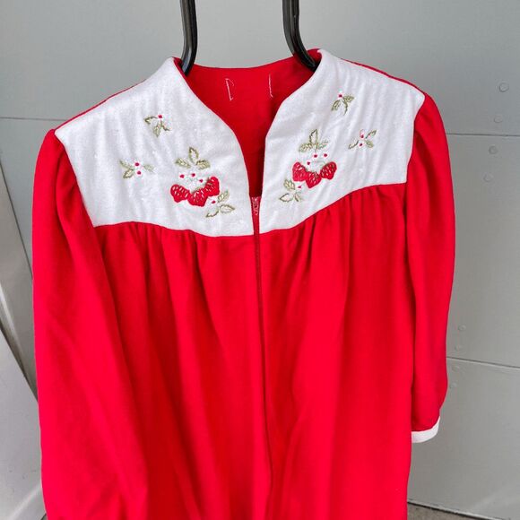 VTG 60s 70s Red Strawberry Embroidered Housecoat Zip Robe Cottagecore Mumu - Picture 6 of 9